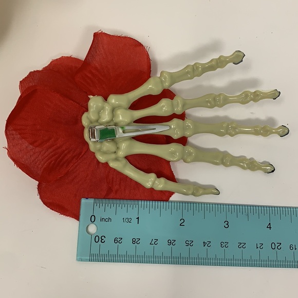 Red rose 🌹 Halloween hair clip creepy hand bones - Picture 16 of 16